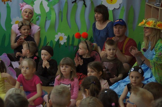 Spektakl o przygodach niesfornego Krzysia w wykonaniu przedszkolaków z Krainy Misiów [WIDEO, ZDJĘCIA] - zdjęcie #105 - eOstroleka.pl