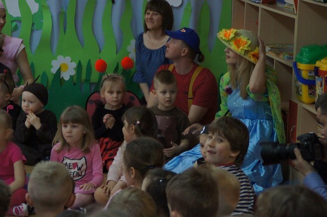 Spektakl o przygodach niesfornego Krzysia w wykonaniu przedszkolaków z Krainy Misiów [WIDEO, ZDJĘCIA] - zdjęcie #8 - eOstroleka.pl