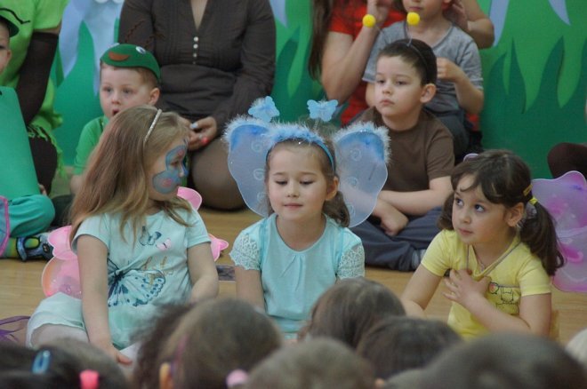 Spektakl o przygodach niesfornego Krzysia w wykonaniu przedszkolaków z Krainy Misiów [WIDEO, ZDJĘCIA] - zdjęcie #109 - eOstroleka.pl