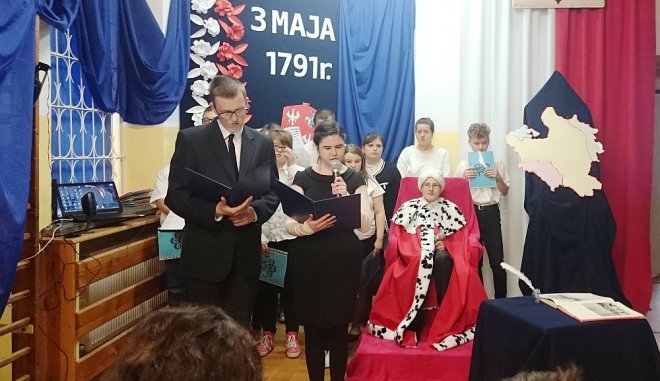 Akademia z okazji 226. rocznicy uchwalenia Konstytucji 3 Maja w SOS-W [ZDJĘCIA] - zdjęcie #2 - eOstroleka.pl