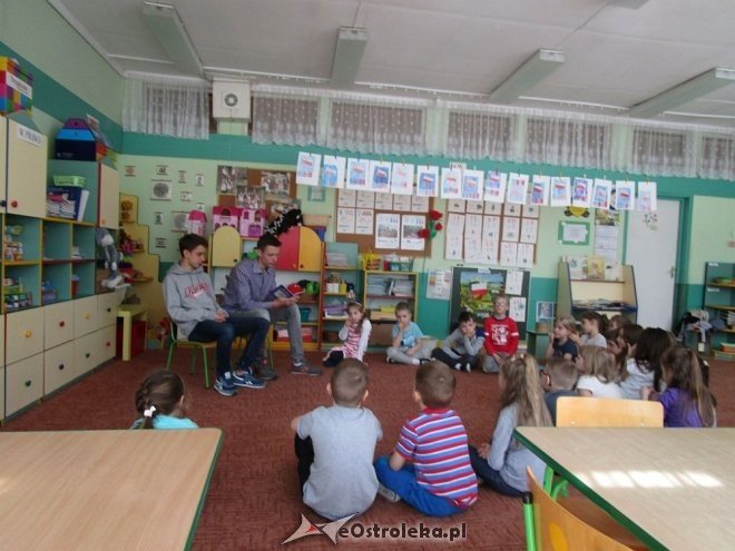 Wolontariusze z ostrołęckiej „czwórki” czytali przedszkolakom [ZDJĘCIA] - zdjęcie #1 - eOstroleka.pl