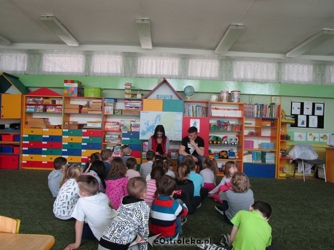 Wolontariusze z ostrołęckiej „czwórki” czytali przedszkolakom [ZDJĘCIA] - zdjęcie #2 - eOstroleka.pl