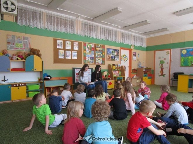 Wolontariusze z ostrołęckiej „czwórki” czytali przedszkolakom [ZDJĘCIA] - zdjęcie #3 - eOstroleka.pl