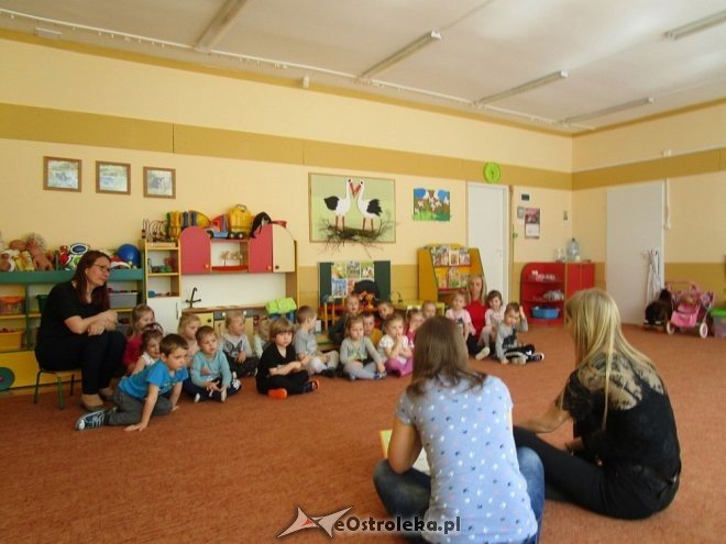 Wolontariusze z ostrołęckiej „czwórki” czytali przedszkolakom [ZDJĘCIA] - zdjęcie #4 - eOstroleka.pl