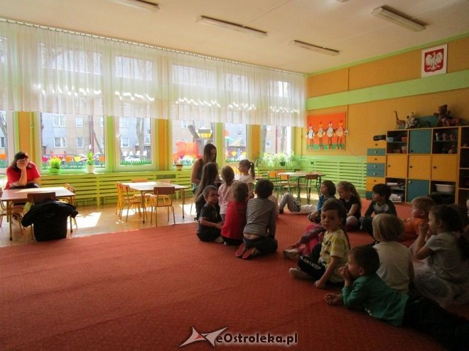Wolontariusze z ostrołęckiej „czwórki” czytali przedszkolakom [ZDJĘCIA] - zdjęcie #6 - eOstroleka.pl