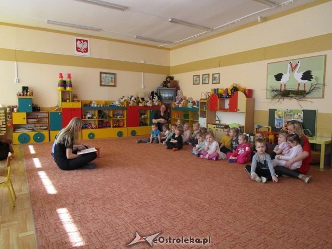 Wolontariusze z ostrołęckiej „czwórki” czytali przedszkolakom [ZDJĘCIA] - zdjęcie #8 - eOstroleka.pl