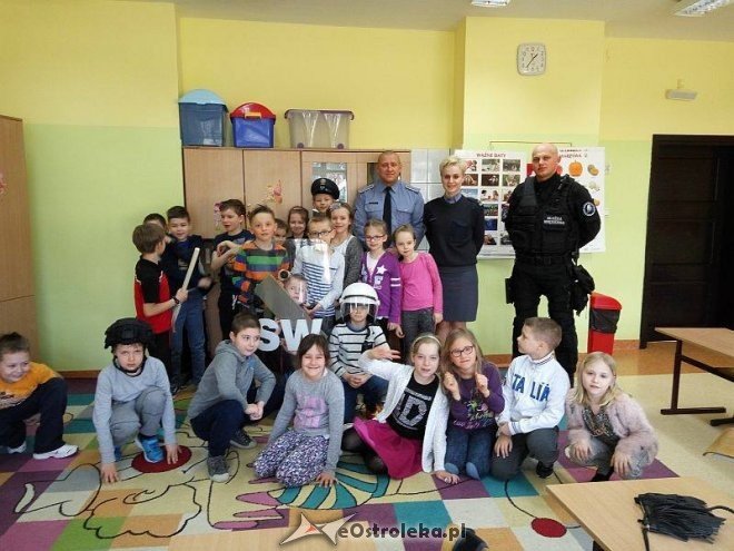 Strażnicy więzienni z wizytą w ostrołęckiej „dziesiątce” [ZDJĘCIA] - zdjęcie #11 - eOstroleka.pl