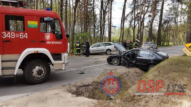 Wypadek na trasie Łyse - Kolno: Dwie osoby trafiły do szpitala [ZDJĘCIA] - zdjęcie #1 - eOstroleka.pl
