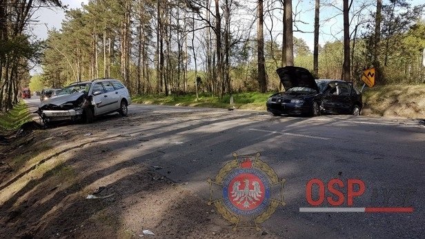 Wypadek na trasie Łyse - Kolno: Dwie osoby trafiły do szpitala [ZDJĘCIA] - zdjęcie #1 - eOstroleka.pl