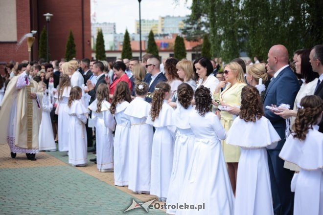Sakrament I Komunii Świętej w kościele pw. Zbawiciela Świata w Ostrołęce [ZDJĘCIA] - zdjęcie #16 - eOstroleka.pl
