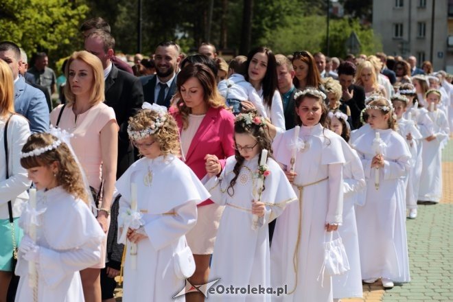 Sakrament I Komunii Świętej w kościele pw. Zbawiciela Świata w Ostrołęce [ZDJĘCIA] - zdjęcie #14 - eOstroleka.pl