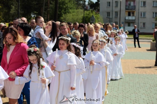 Sakrament I Komunii Świętej w kościele pw. Zbawiciela Świata w Ostrołęce [ZDJĘCIA] - zdjęcie #13 - eOstroleka.pl