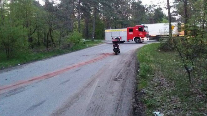 Borowce: Motocyklista roztrzaskał się o przydrożne drzewo [ZDJĘCIA] - zdjęcie #1 - eOstroleka.pl
