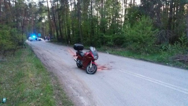 Borowce: Motocyklista roztrzaskał się o przydrożne drzewo [ZDJĘCIA] - zdjęcie #2 - eOstroleka.pl