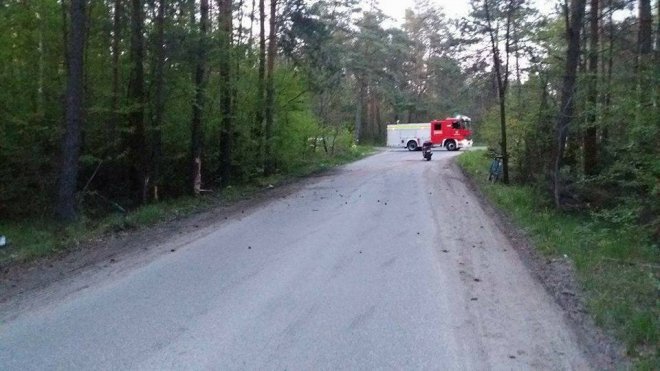 Borowce: Motocyklista roztrzaskał się o przydrożne drzewo [ZDJĘCIA] - zdjęcie #4 - eOstroleka.pl