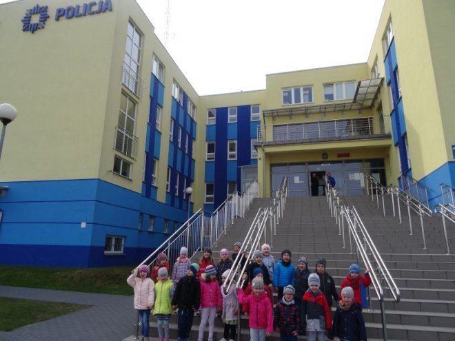 Przedszkolaki z Krainy Misiów z wizytą u ostrołęckich policjantów [ZDJĘCIA] - zdjęcie #1 - eOstroleka.pl