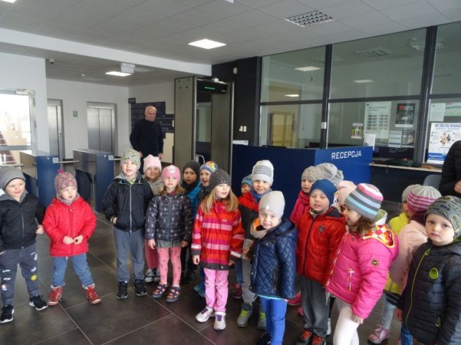 Przedszkolaki z Krainy Misiów z wizytą u ostrołęckich policjantów [ZDJĘCIA] - zdjęcie #2 - eOstroleka.pl