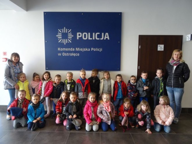 Przedszkolaki z Krainy Misiów z wizytą u ostrołęckich policjantów [ZDJĘCIA] - zdjęcie #3 - eOstroleka.pl