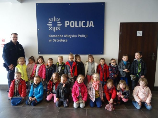 Przedszkolaki z Krainy Misiów z wizytą u ostrołęckich policjantów [ZDJĘCIA] - zdjęcie #4 - eOstroleka.pl