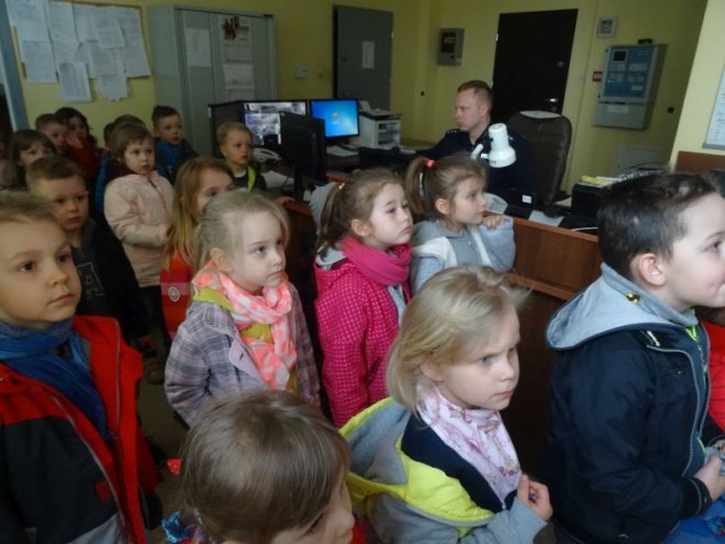 Przedszkolaki z Krainy Misiów z wizytą u ostrołęckich policjantów [ZDJĘCIA] - zdjęcie #5 - eOstroleka.pl