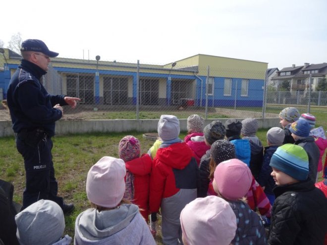 Przedszkolaki z Krainy Misiów z wizytą u ostrołęckich policjantów [ZDJĘCIA] - zdjęcie #8 - eOstroleka.pl