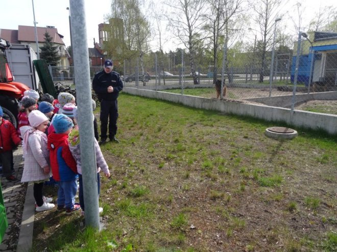 Przedszkolaki z Krainy Misiów z wizytą u ostrołęckich policjantów [ZDJĘCIA] - zdjęcie #9 - eOstroleka.pl