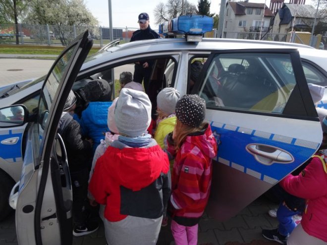 Przedszkolaki z Krainy Misiów z wizytą u ostrołęckich policjantów [ZDJĘCIA] - zdjęcie #12 - eOstroleka.pl