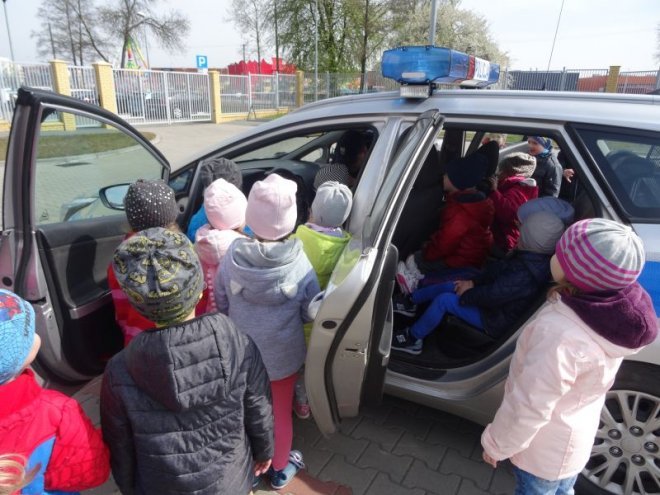 Przedszkolaki z Krainy Misiów z wizytą u ostrołęckich policjantów [ZDJĘCIA] - zdjęcie #13 - eOstroleka.pl
