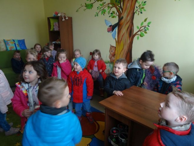 Przedszkolaki z Krainy Misiów z wizytą u ostrołęckich policjantów [ZDJĘCIA] - zdjęcie #15 - eOstroleka.pl
