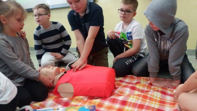 Mali Ratownicy z ostrołęckiej „dziesiątki” wiedzą jak udzielać pierwszej pomocy [ZDJĘCIA] - zdjęcie #32 - eOstroleka.pl