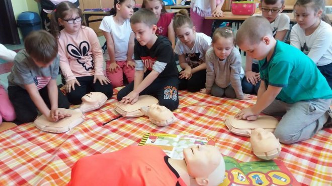 Mali Ratownicy z ostrołęckiej „dziesiątki” wiedzą jak udzielać pierwszej pomocy [ZDJĘCIA] - zdjęcie #38 - eOstroleka.pl