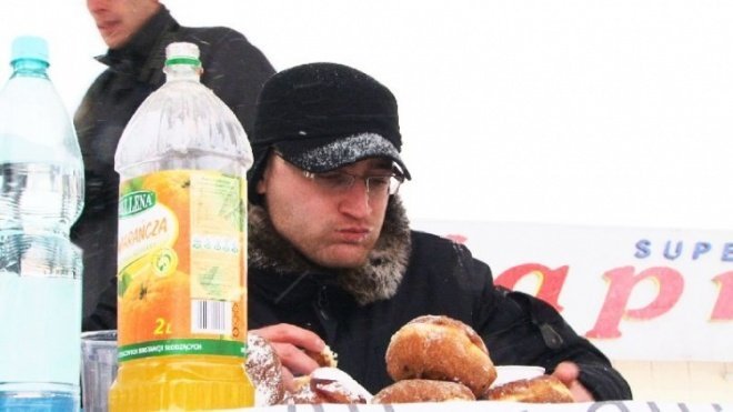 Konkurs w jedzeniu pączków na czas (11.02.2010) - zdjęcie #9 - eOstroleka.pl