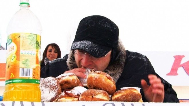 Konkurs w jedzeniu pączków na czas (11.02.2010) - zdjęcie #4 - eOstroleka.pl