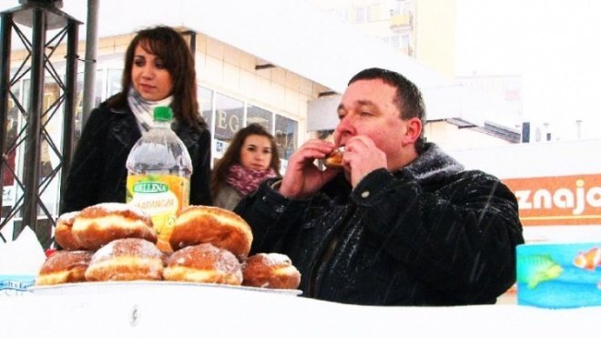 Konkurs w jedzeniu pączków na czas (11.02.2010) - zdjęcie #3 - eOstroleka.pl