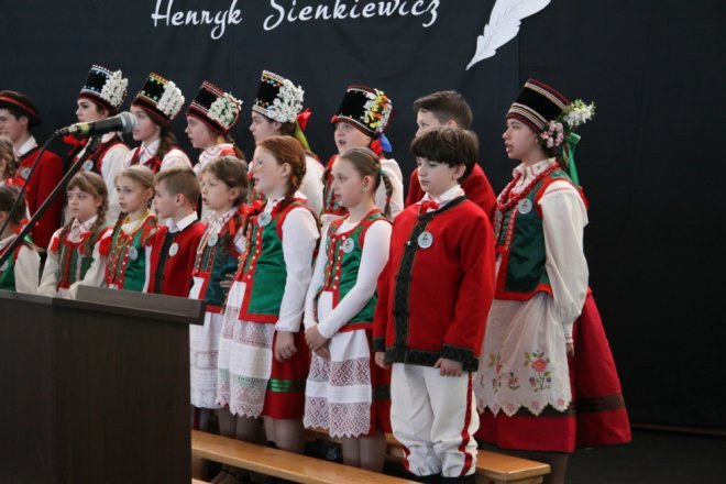 Łyse: Uroczystości szkolnego jubileuszu z udziałem Jerzego Hoffmana [ZDJĘCIA] - zdjęcie #38 - eOstroleka.pl