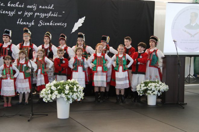 Łyse: Uroczystości szkolnego jubileuszu z udziałem Jerzego Hoffmana [ZDJĘCIA] - zdjęcie #79 - eOstroleka.pl