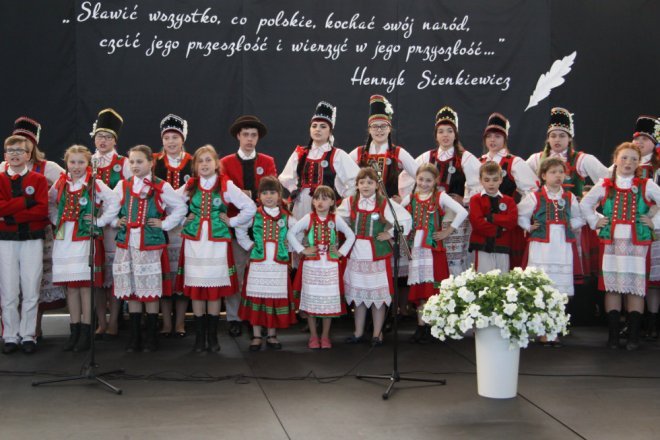 Łyse: Uroczystości szkolnego jubileuszu z udziałem Jerzego Hoffmana [ZDJĘCIA] - zdjęcie #81 - eOstroleka.pl
