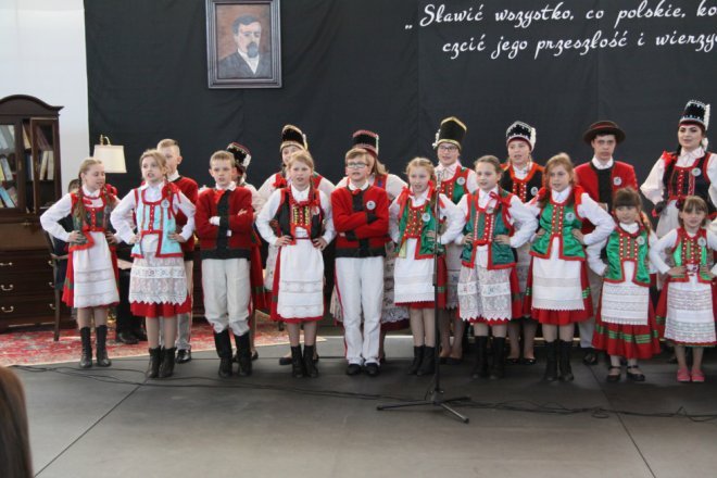 Łyse: Uroczystości szkolnego jubileuszu z udziałem Jerzego Hoffmana [ZDJĘCIA] - zdjęcie #81 - eOstroleka.pl