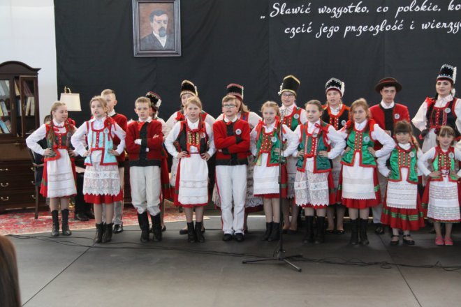 Łyse: Uroczystości szkolnego jubileuszu z udziałem Jerzego Hoffmana [ZDJĘCIA] - zdjęcie #80 - eOstroleka.pl