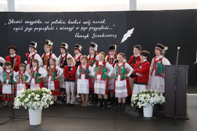 Łyse: Uroczystości szkolnego jubileuszu z udziałem Jerzego Hoffmana [ZDJĘCIA] - zdjęcie #75 - eOstroleka.pl