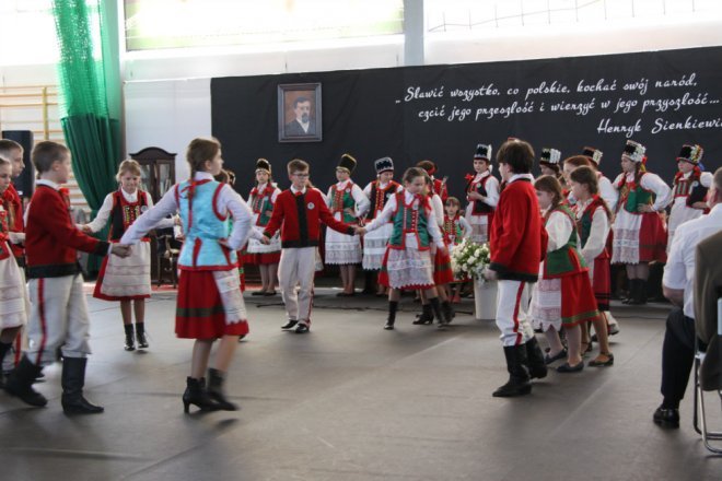 Łyse: Uroczystości szkolnego jubileuszu z udziałem Jerzego Hoffmana [ZDJĘCIA] - zdjęcie #72 - eOstroleka.pl