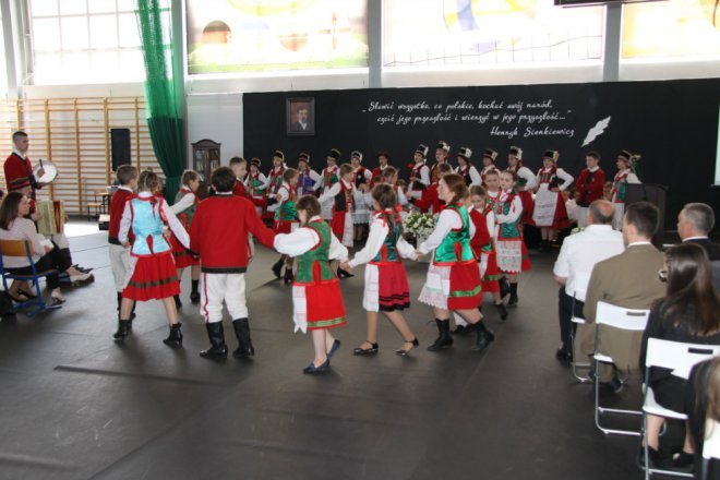 Łyse: Uroczystości szkolnego jubileuszu z udziałem Jerzego Hoffmana [ZDJĘCIA] - zdjęcie #90 - eOstroleka.pl