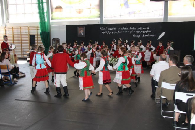 Łyse: Uroczystości szkolnego jubileuszu z udziałem Jerzego Hoffmana [ZDJĘCIA] - zdjęcie #71 - eOstroleka.pl
