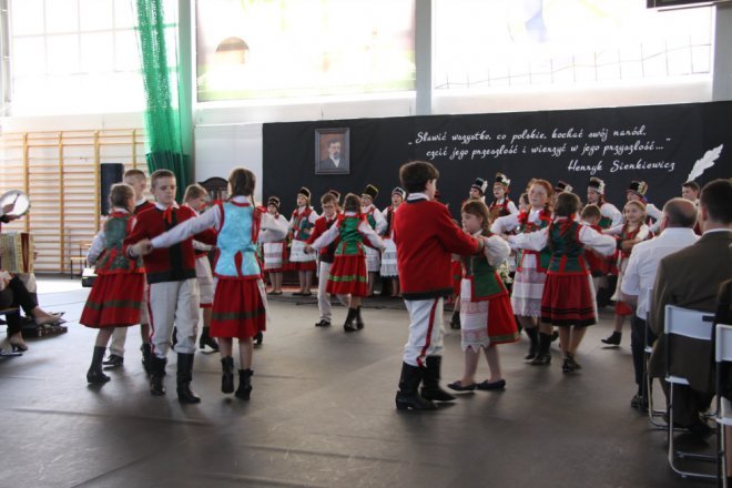 Łyse: Uroczystości szkolnego jubileuszu z udziałem Jerzego Hoffmana [ZDJĘCIA] - zdjęcie #92 - eOstroleka.pl
