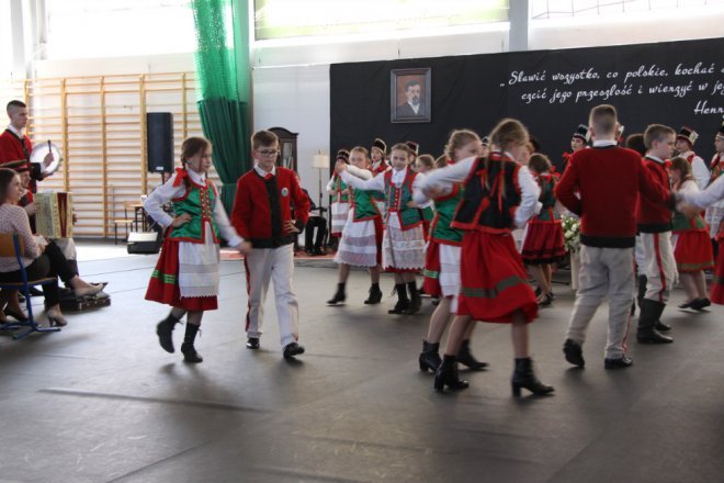 Łyse: Uroczystości szkolnego jubileuszu z udziałem Jerzego Hoffmana [ZDJĘCIA] - zdjęcie #93 - eOstroleka.pl