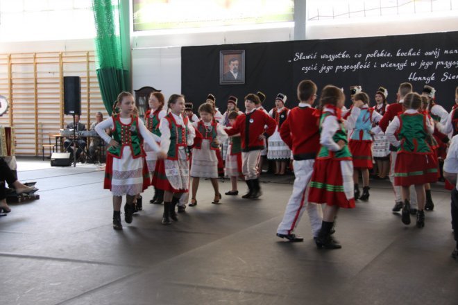 Łyse: Uroczystości szkolnego jubileuszu z udziałem Jerzego Hoffmana [ZDJĘCIA] - zdjęcie #67 - eOstroleka.pl