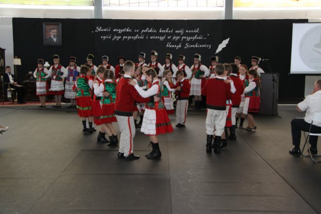 Łyse: Uroczystości szkolnego jubileuszu z udziałem Jerzego Hoffmana [ZDJĘCIA] - zdjęcie #65 - eOstroleka.pl