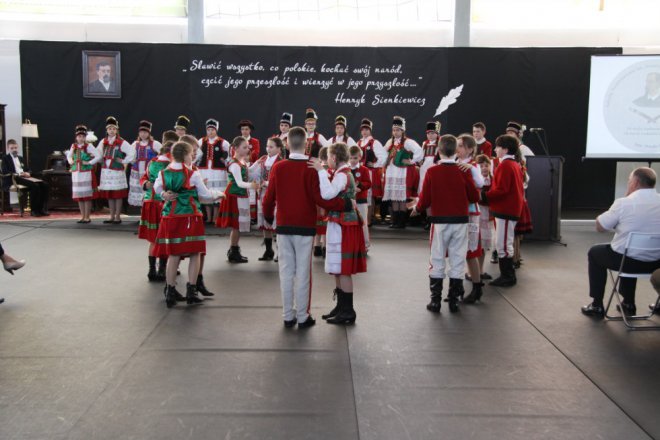 Łyse: Uroczystości szkolnego jubileuszu z udziałem Jerzego Hoffmana [ZDJĘCIA] - zdjęcie #64 - eOstroleka.pl