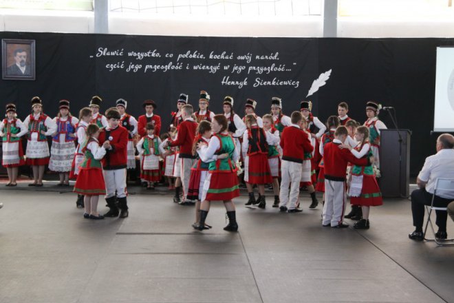 Łyse: Uroczystości szkolnego jubileuszu z udziałem Jerzego Hoffmana [ZDJĘCIA] - zdjęcie #63 - eOstroleka.pl