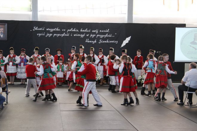 Łyse: Uroczystości szkolnego jubileuszu z udziałem Jerzego Hoffmana [ZDJĘCIA] - zdjęcie #99 - eOstroleka.pl